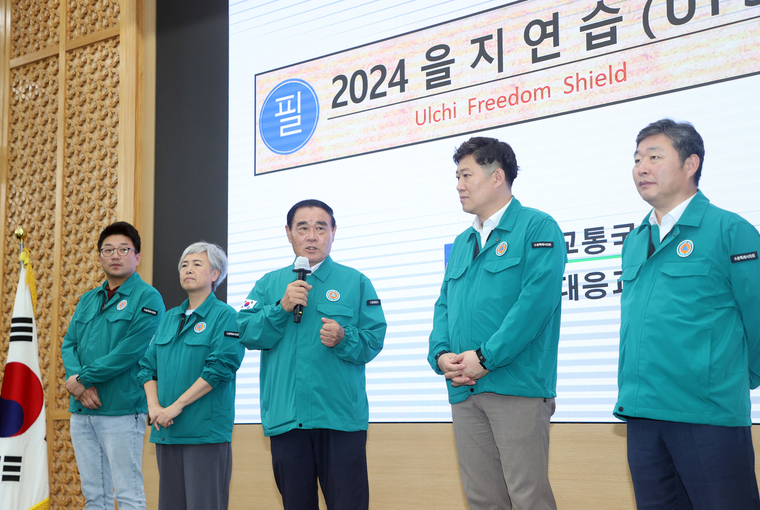 이재식 의장(사진 중앙)이 시청 을지연습장에서 관계자들을 격려하고 있는 모습 <수원특례시의회 제공>