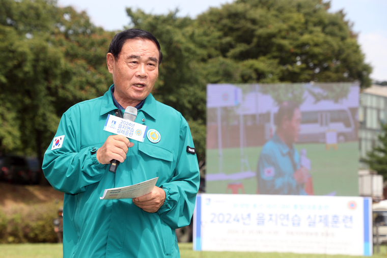 이재식 의장이 ‘화생방 풍선 테러 대비 통합대응훈련’에 참여한 관계자들을 격려하고 있다 <수원특례시의회 제공>