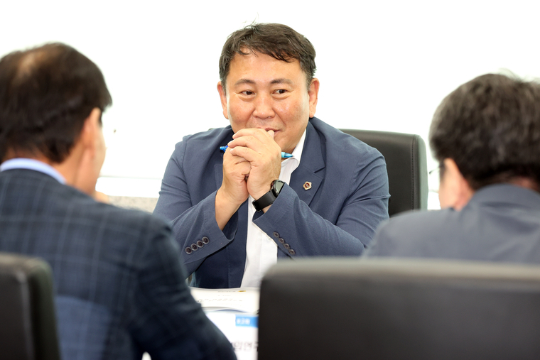 경기도의회 도시환경위원회 명재성 의원(더불어민주당·고양5)이 ‘경기도의회 내 시민의회 도입방안 연구’ 를 주제로 한 정책연구용역 최종보고회에 참석했다 <경기도의회 제공>