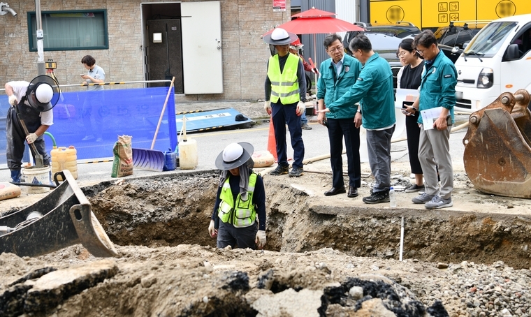 박사승 구청장(사진 왼쪽에서 2번째)이 공사현장을 찾아 관계자들을 격려하고 있다 <수원시 영통구 제공> 