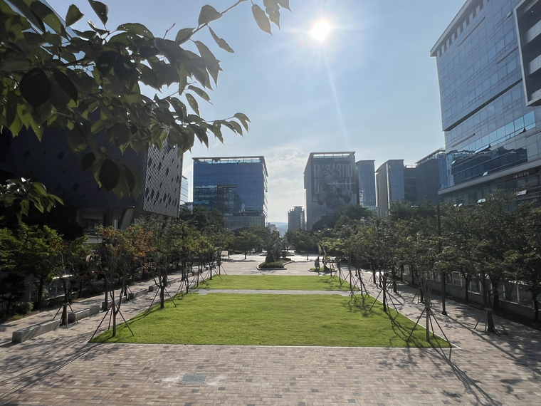 판교 콘텐츠 거리 잔디광장 <성남시 제공>