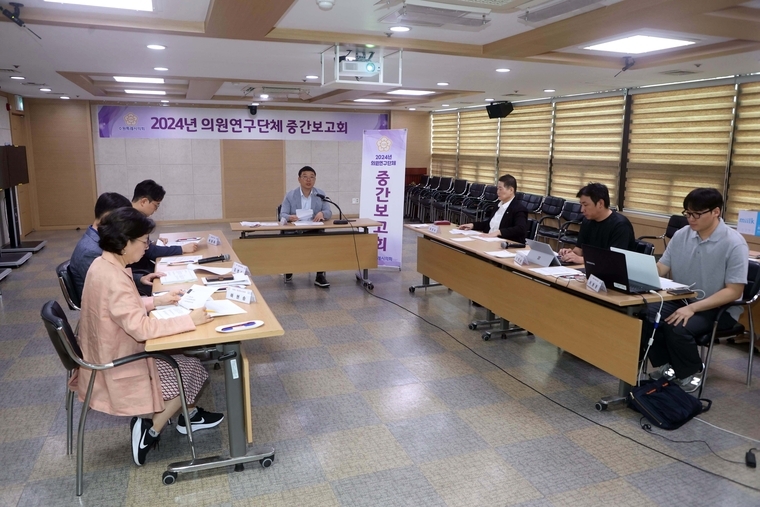 ‘수원특례시 청년 고용확대 및 취업지원 방안 연구회' 중간 보고회 모습 <수원특례시의회 제공>