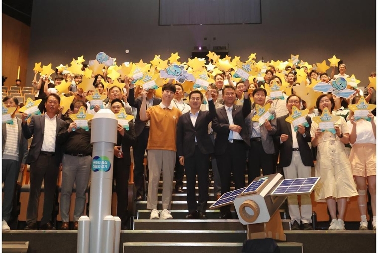 27일 오전 경기도청 1층 다산홀에서 김동연 경기도지사, 경기도의원, 민간 전문가 및 시군 공무원 등이 기념촬영을 하고 있다 <경기도 제공>