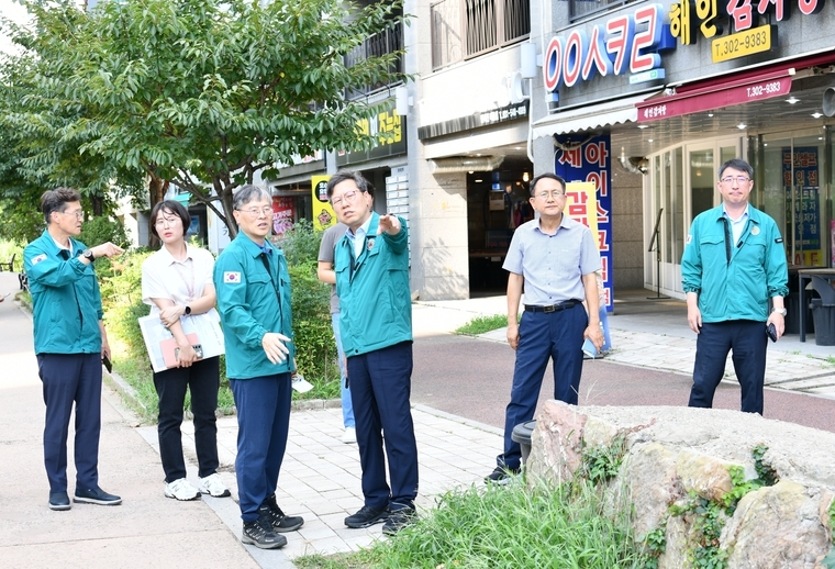 박사승 구청장(오른쪽에서 3번째) 등 구청 관계자들이 여천변 공공공지 정비대상지를 방문해 현장을 점검하고 있다 <수원시 영통구 제공