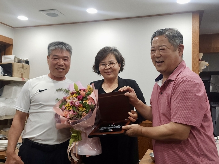 김미경 의원(사진 중앙)이 화서역먹거리촌 임기호 회장(사진 왼쪽)과 함께 하고 있다 <화서역먹거리촌 상인회 제공>