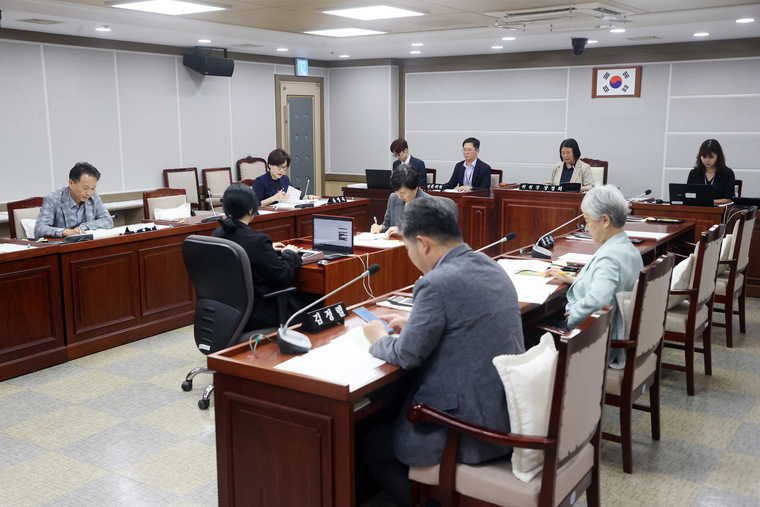 기획경제위소속 국민의 힘 의원이 불참한채 민주당 의원들이 주요업무추진실적을 청취하고 있는 모습 <수원시의회 제공>