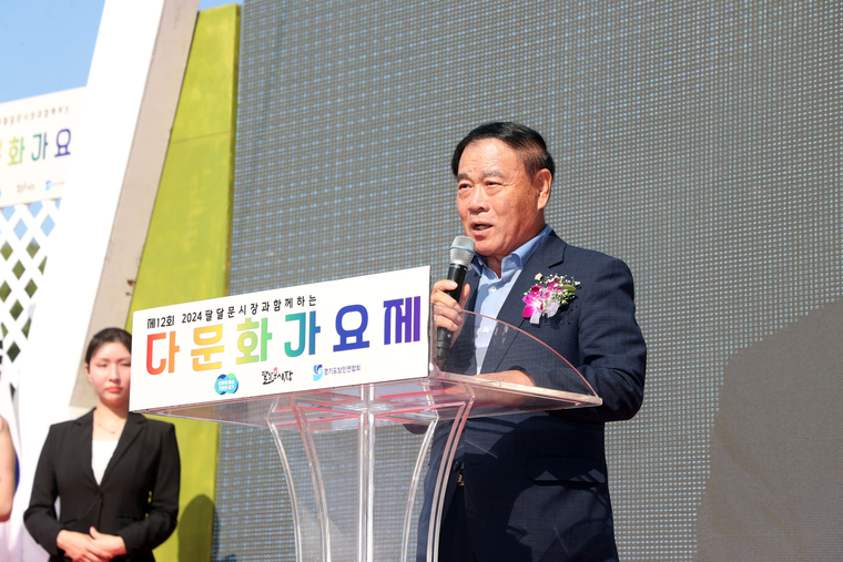  '팔달문시장 다문화가요제'에 참석해 격려하고 있는 이재식 의장 <수원특례시의회 제공>