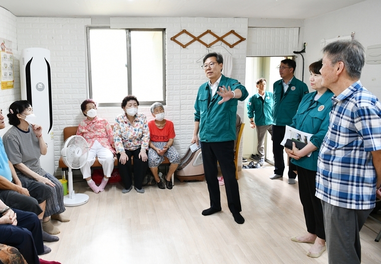 박사승 구청장이 노인분들과 대화를 나누고 있는 모습 <수원시 영통구 제공>