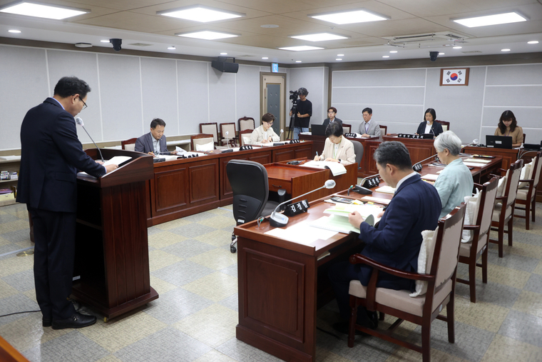 민주당 의원만이 참석한채 진행된 기획경제위 안건심사 모습 <수원특례시의회 제공> 