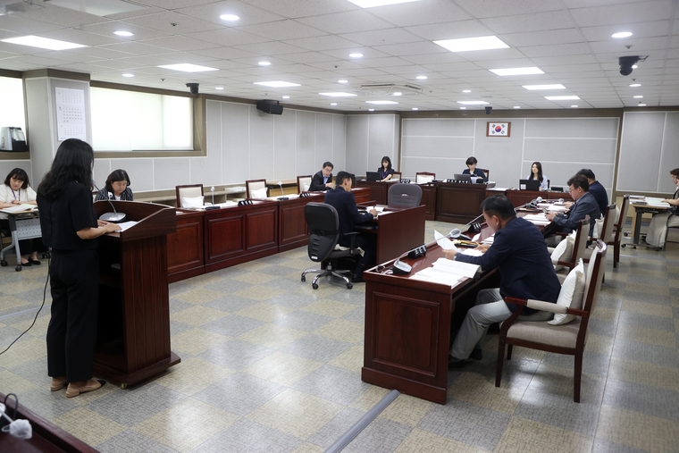 문화체육교육위 안건심사 모습 <수원시의회 제공>