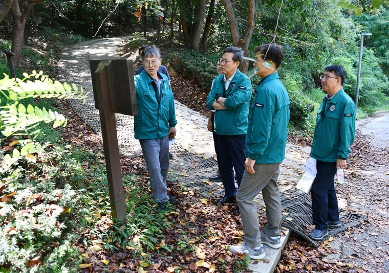 번암가족공원을 찾은 박사승 구청장(왼쪽 2번째)이 공원시설물을 둘러 보고 있다 <수원시 영통구 제공>