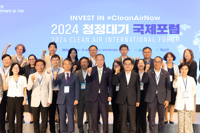 5일 오전 경기경제과학진흥원에서 김동연 경기도지사, 반기문 반기문재단 이사장, 강금실 경기도 기후대사, 국제기구 관계자, 국내외 전문가 등이 기념촬영을 하고 있다 <경기도 제공>