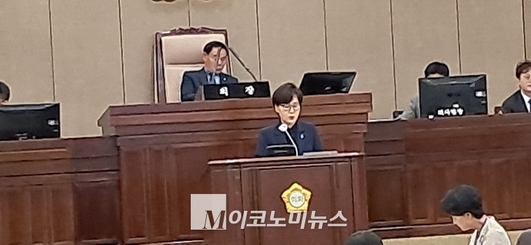 윤명옥 의원이 5분발언을 하고 있는 모습 <강소하 기자>