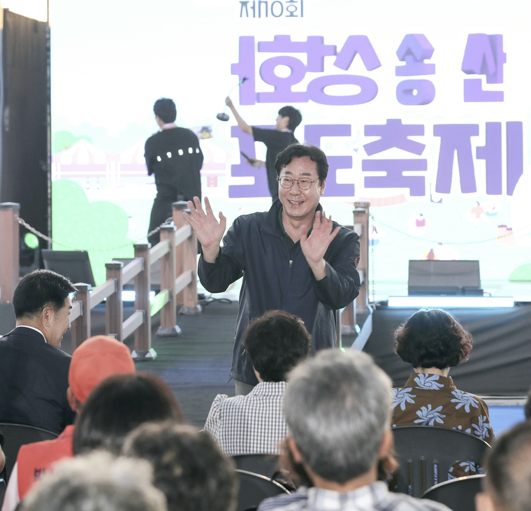 정명근 시장이 화성송산포도 축제'장에서 주민들과 만나고 있다 <화성시 제공>