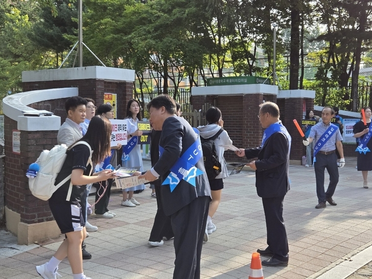  남수원중학교에서 펼쳐진 ‘딥페이크 없는 클린 수원 캠페인’ 모습 <수원시 제공>