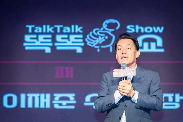 원탁토론회에서 이재준 시장이 인사말을 하고 있다 <수원시 제공>
