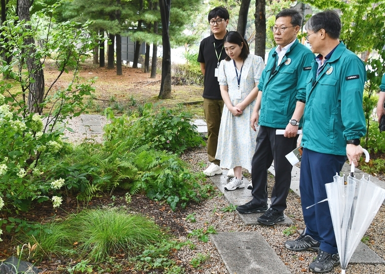 박사승 구청장(2번째)이 '손바닥 정원'을 모니터링하며 365 현장행정을 추진하고 있다 <수원시 영통구 제공>
