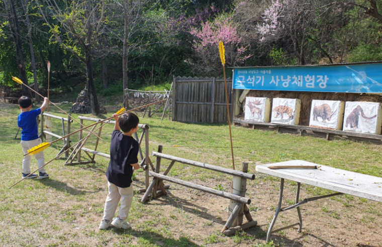 전곡선사박물관이 오는 21일부터 매 주말 〈전곡리안의 하루〉를 운영, 선사문화 체험기회를 제공한다 <경기문화재단 제공>