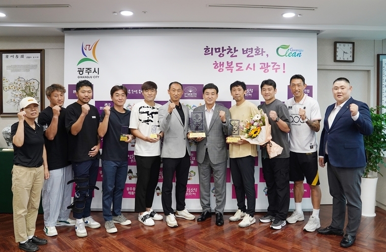 광주시 축구협회 소속 선수단이 제13회 대통령기 전국 축구 한마당에서 청년부 우승을 차지한 선수들을 위한 우승컵 봉납식을 시장실에서 개최했다(왼쪽에서 일곱번째 방세환 광주시장) <광주시 제공>