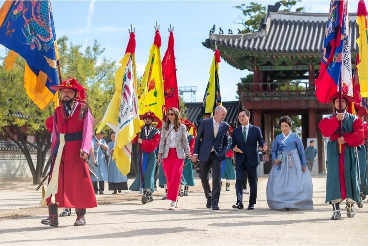 30일 오전 화성행궁에서 열린 경기도-유타주 MOU 체결식에서 김동연 경기도지사와 미국 유타주 스펜서 제임스 콕스 주지사가 화성행궁에 입장하고 있다 <경기도 제공>