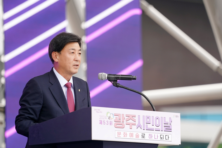  광주시가 ‘제53회 광주시민의 날’ 행사를 개최하며 방세환 광주시장이 인삿말을 하고 있다 <광주시 제공>
