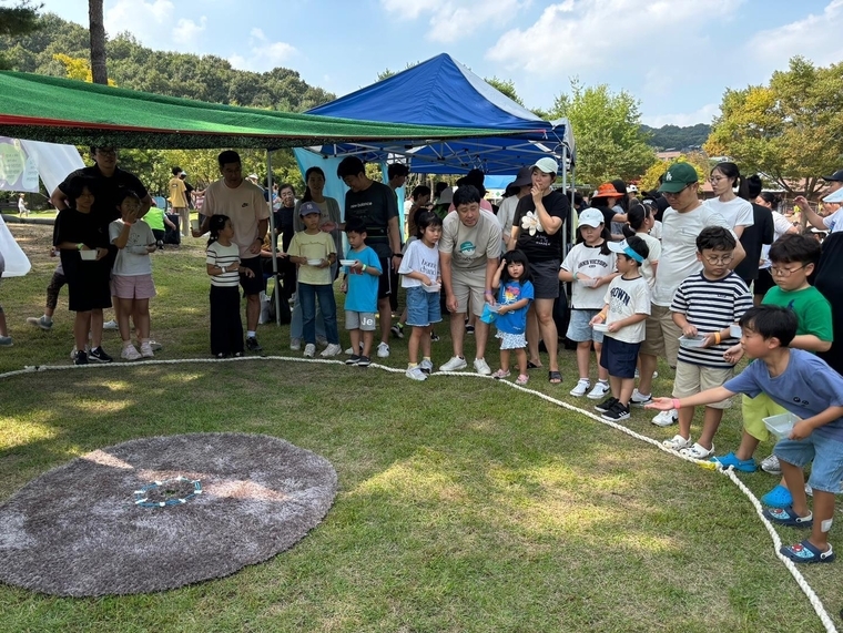 즐겨온 놀이들을 활용한 ‘내맘대로 팝업놀이터’를 주제로 다양한 놀이를 진행하고 있다 <성남시제공>