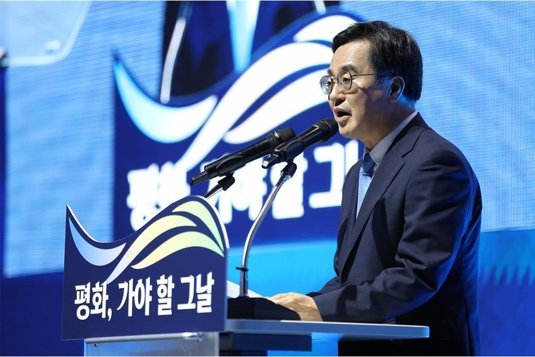 4일 오후 수원컨벤션센터에서 열린 10.4 남북정상선언 17주년 기념식에서 김동연 경기도지사가 인사말을 하고 있다 <경기도 제공>