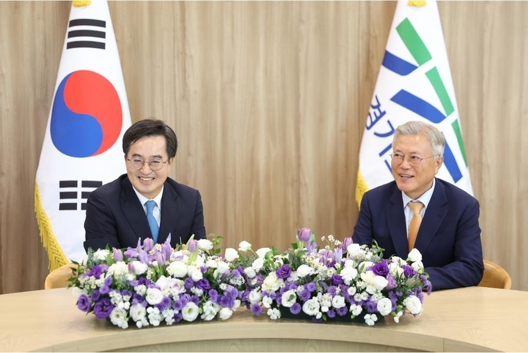 4일 오후 집무실에서 김동연 경기도지사가 문재인 전 대통령과 환담을 나누고 있다 <경기도 제공>