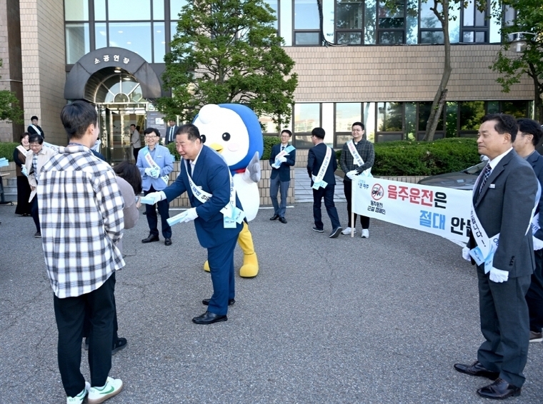 직원들을 대상으로 음주운전 근절 캠페인을 실시하고 있는 김경일 파주시장 <파주시 제공>