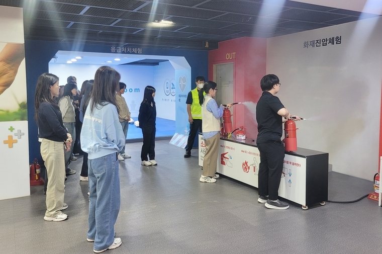 영통구 신규공직자들의 재난안전체험 모습 <수원시 영통구 제공>