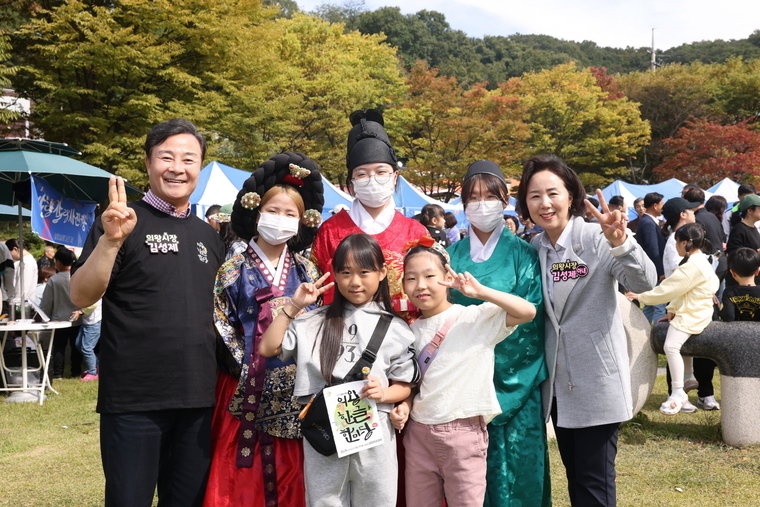 김성제 의왕시장 부부도 행사에 참석한 어린이들과 기념촬영을 했다 <의왕시 제공>