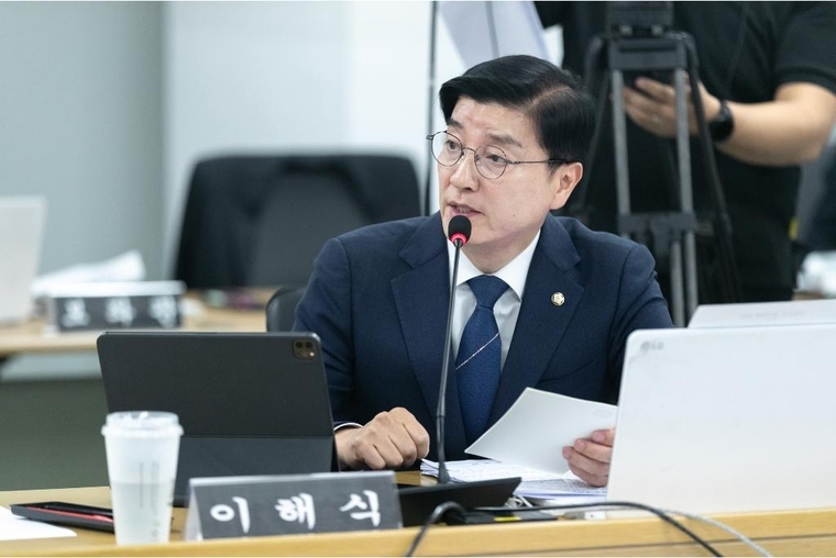 14일 오전 경기도청에서 열린 2024 행정안전위원회 국정감사에서 이해식 국회의원이 김동연 경기도지사에게 질의를 하고 있다 <경기도 제공>