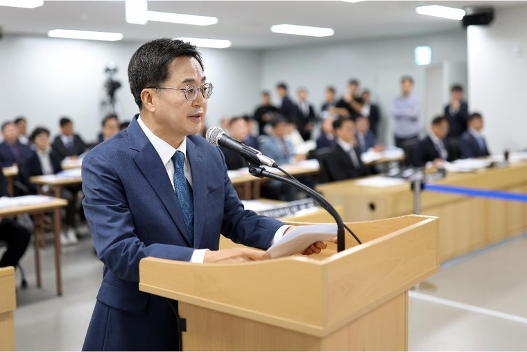14일 오전 경기도청 4층 율곡홀에서 열린 2024 행정안전위원회 국정감사에서 김동연 경기도지사가 인사말을 하고 있다 <경기도 제공>