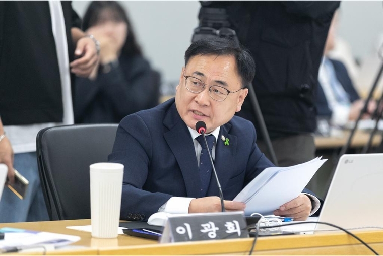 14일 오전 경기도청에서 열린 2024 행정안전위원회 국정감사에서 이광희 국회의원이 김동연 경기도지사에게 질의를 하고 있다 <경기도 제공>