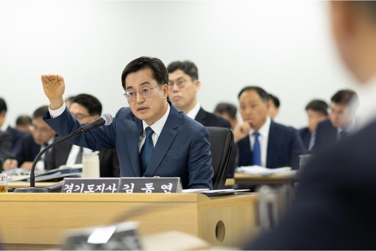 14일 오전 경기도청 4층 율곡홀에서 열린 2024 행정안전위원회 국정감사에서 김동연 경기도지사가 답변을 하고 있다 <경기도 제공>