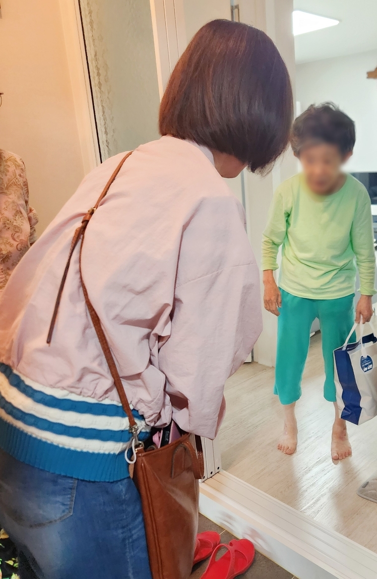 소외계층에게 맡반찬이 전달되고 있다 <수원시 영통구 영통1동 제공>