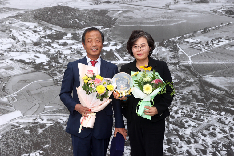김미경 의원이 황성준 화서역먹거리촌 주민자차위원회 위원장로부터 감사패를 받고 함께 하고 있다 <김미경의원 제공>