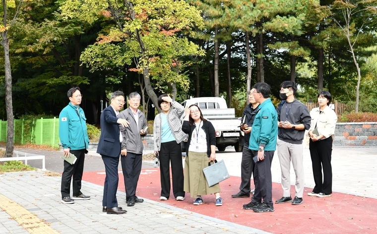 박사승 구청장 (왼쩍에서 2번째)과 구 관계자들이 '머내생태공원' 리모델링 현장을 살펴 보고 있다 <수원시 영통구 제공>