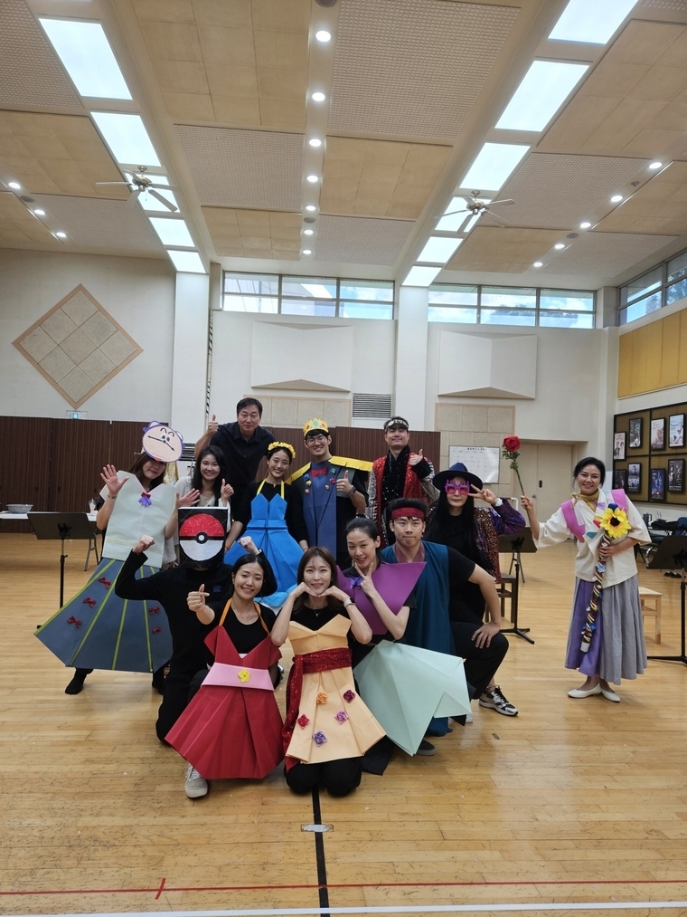 수원시립공연단 단원들이 함께 하고 있다 <수원시립공연단 제공>