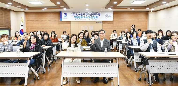 박사승 구청장(앞줄 오른쪽에서 3번째)과 참석자들이 함께 하고 있다 <수원시 영통구 제공>