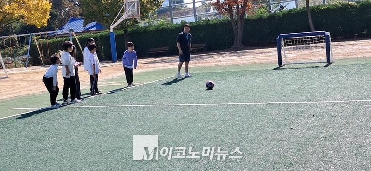 축구교실에 참가한 어연초 학생들 모습 <안영찬 기자>