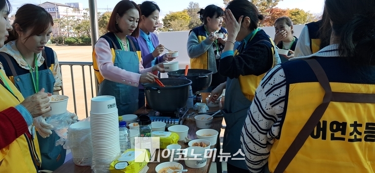 어연초 학부모들이 정성껏 간식을 만들고 있는 모습 <안영찬 기자>