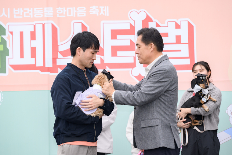 이재준 시장이 페스티벌에 참가한 강아지와 함께하고 있다 <수원시 제공>