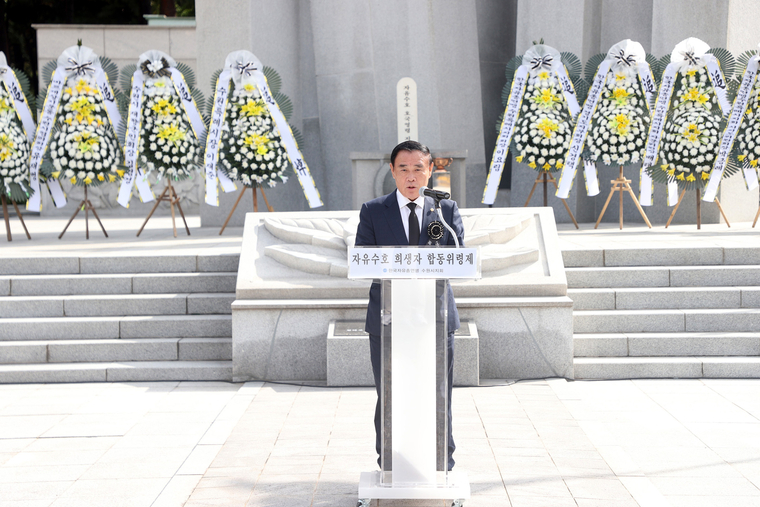 합동위령제에서 추도사를 하고 있는 이재식 의장 모습 <수원특례시의회 제공>