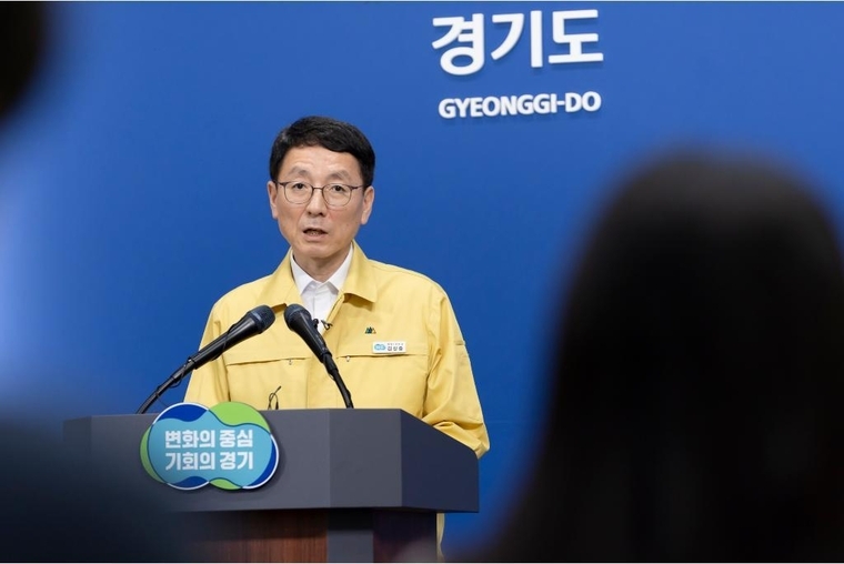 31일 오전 경기도청 브리핑룸에서 김성중 행정1부지사가 납북자가족 대북전단 살포(예정)에 따른 경기도 대응계획을 발표하고 있다 <경기도 제공>