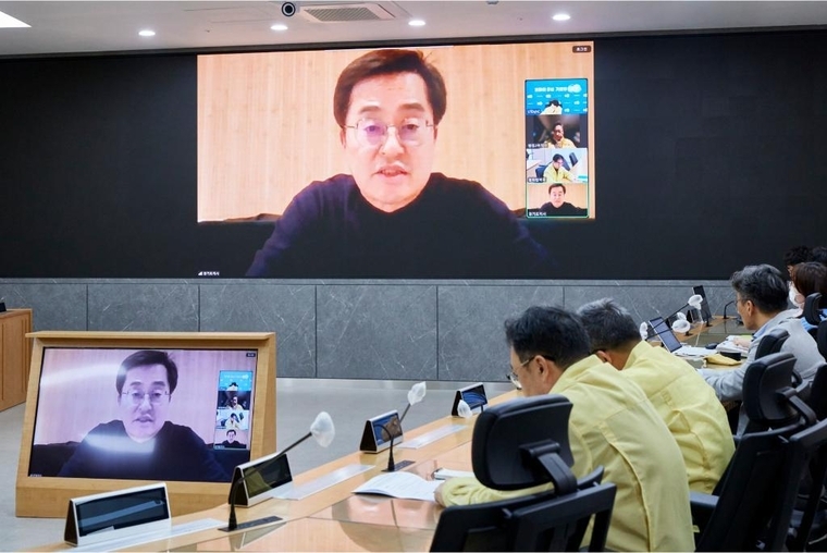 31일 오전 네덜란드 벨트호벤에서 김동연 경기도지사가 납북자 대북전단 살포 대응 긴급회의를 하고 있다 <경기도 제공>