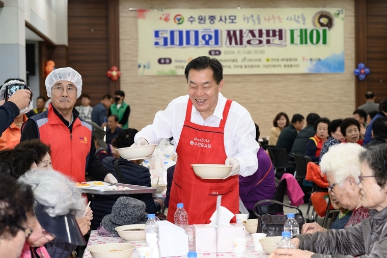 이재준 수원시장이 기념행사 후 짜장면 배식 봉사를 하고 있다 <수원시 제공>
