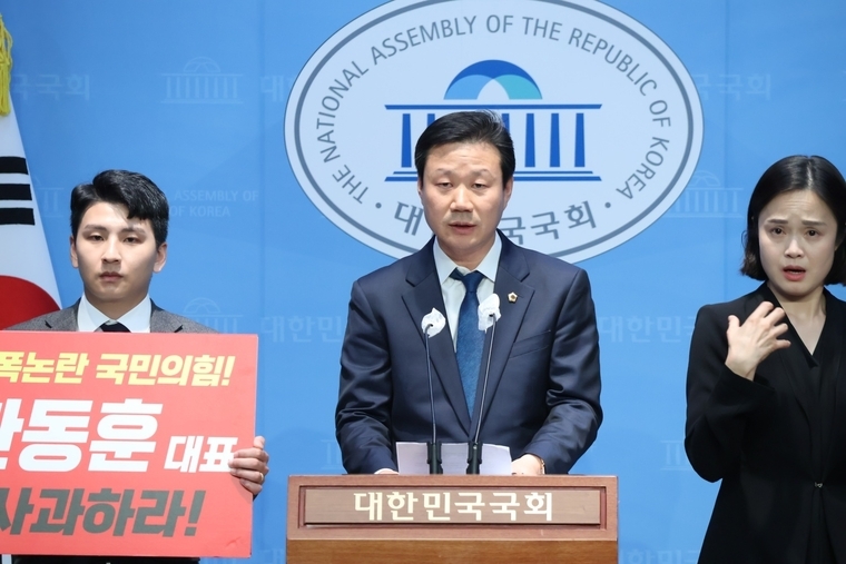 성남시의회 더불어민주당의원협의회 이준배 대표의원이 기자회견문을 낭독하고 있다 <성남시의회 더불어민주당의원협의회 제공>