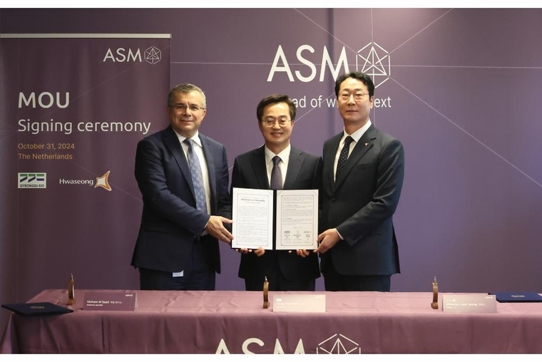 현지시각 31일 오전 네덜란드 알메르 ASM 본사에서 진행된 반도체 상생협력 MOU 체결식에서 김동연 도지사, 정명근 화성시장, 엠사드(Hichem M'Saad) ASM CEO가 협약서명 후 기념촬영을 하고 있다 <경기도 제공>