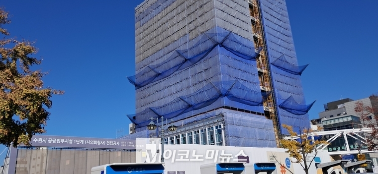 7개월간 공사가 멈춰 있는 '수원특례시의회' 신청사 건물 모습 <안영찬 기자>